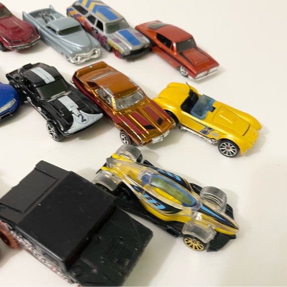 Lot of 23 Hot Wheels Diecast Cars - Picture 15 of 16